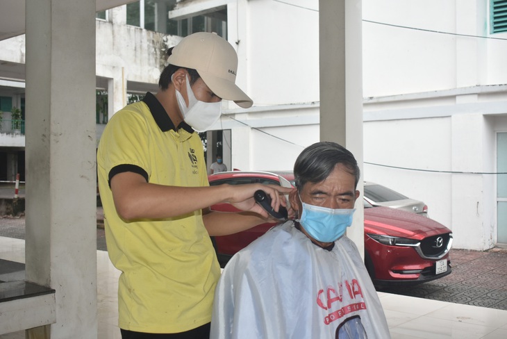 Những "cây kéo vàng" tới tận giường bệnh cắt tóc miễn phí bệnh nhân nghèo - Ảnh 6.