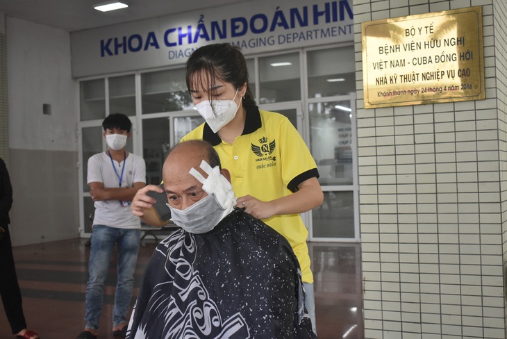 Những "cây kéo vàng" tới tận giường bệnh cắt tóc miễn phí bệnh nhân nghèo - Ảnh 8.