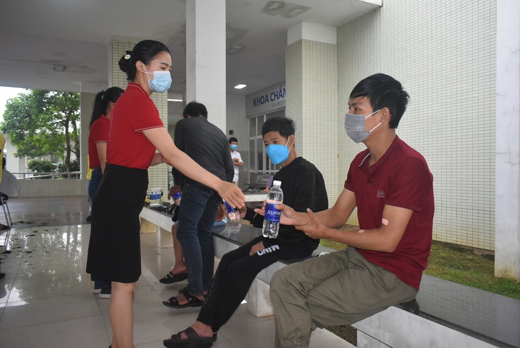 Những "cây kéo vàng" tới tận giường bệnh cắt tóc miễn phí bệnh nhân nghèo - Ảnh 3.