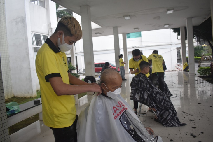 Những "cây kéo vàng" tới tận giường bệnh cắt tóc miễn phí bệnh nhân nghèo - Ảnh 5.