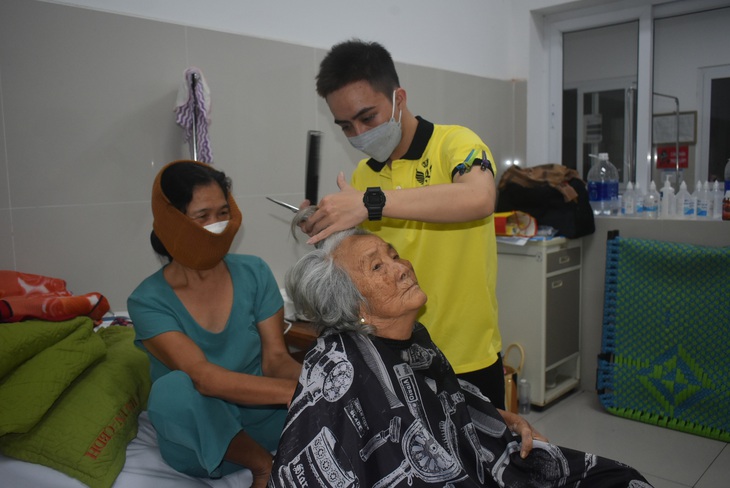 Những "cây kéo vàng" tới tận giường bệnh cắt tóc miễn phí bệnh nhân nghèo - Ảnh 9.