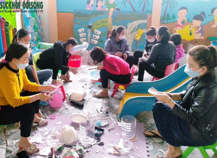 Giáo viên vùng cao khéo léo "biến" rác thải nhựa thành đồ chơi cho trẻ - Ảnh 3. Giáo viên vùng cao khéo léo "biến" rác thải nhựa thành đồ chơi cho trẻ - Ảnh 3.