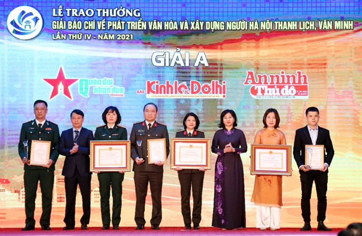 Đề tài về Hà Nội gồng mình chống dịch COVID-19 thắng lớn tại 2 giải báo chí - Ảnh 3. Đề tài về Hà Nội gồng mình chống dịch COVID-19 thắng lớn tại 2 giải báo chí - Ảnh 3.
