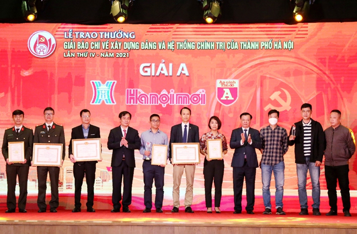 Đề tài về Hà Nội gồng mình chống dịch COVID-19 thắng lớn tại 2 giải báo chí - Ảnh 2. Đề tài về Hà Nội gồng mình chống dịch COVID-19 thắng lớn tại 2 giải báo chí - Ảnh 2.