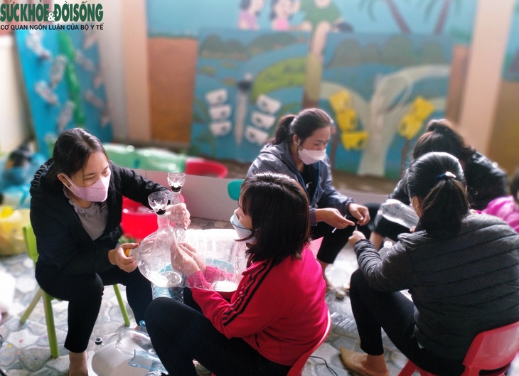 Giáo viên vùng cao khéo léo "biến" rác thải nhựa thành đồ chơi cho trẻ - Ảnh 2. Giáo viên vùng cao khéo léo "biến" rác thải nhựa thành đồ chơi cho trẻ - Ảnh 2.