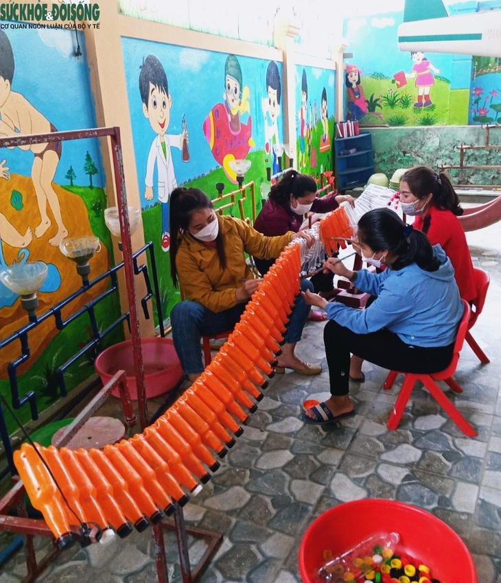 Giáo viên vùng cao khéo léo "biến" rác thải nhựa thành đồ chơi cho trẻ - Ảnh 7. Giáo viên vùng cao khéo léo "biến" rác thải nhựa thành đồ chơi cho trẻ - Ảnh 7.