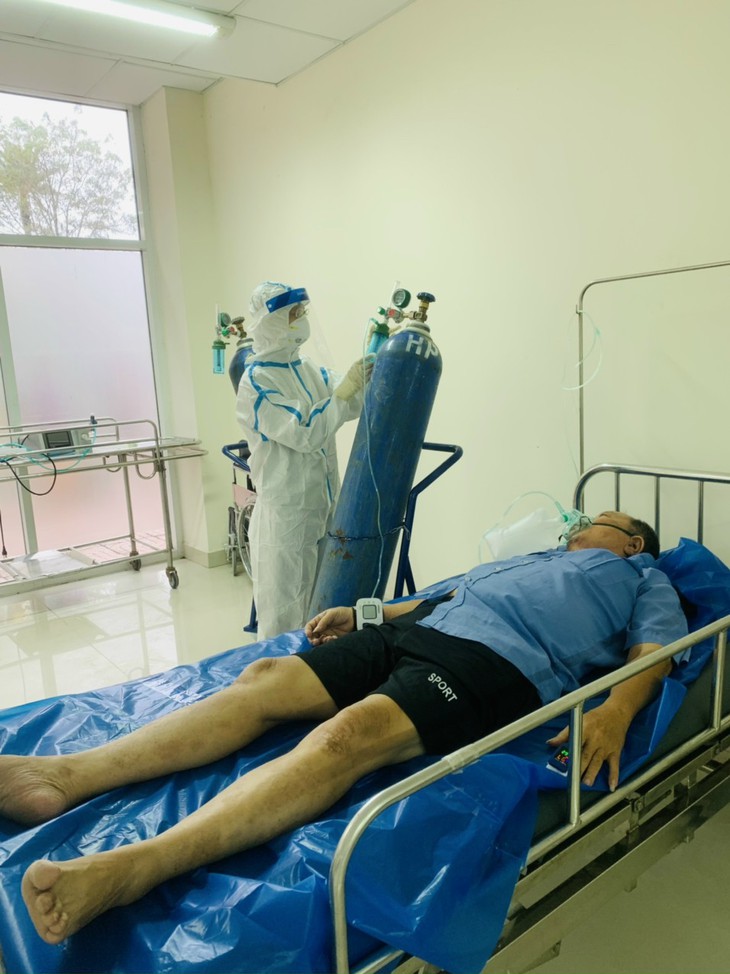 Nhà sư từ phòng cấp cứu bệnh nhân COVID-19 đến bếp ăn 0 đồng - Ảnh 2.