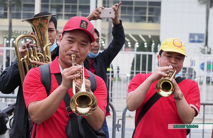 CĐV Việt Nam mang kèn đồng và đốt pháo sáng rực sân Mỹ Đình trước trận tuyển Việt Nam gặp tuyển Oman - Ảnh 12. CĐV Việt Nam mang kèn đồng và đốt pháo sáng rực sân Mỹ Đình trước trận tuyển Việt Nam gặp tuyển Oman - Ảnh 12.