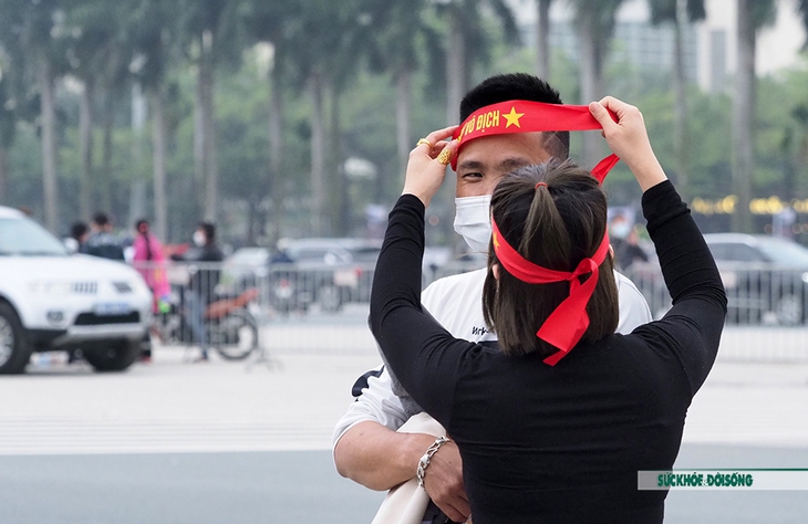 CĐV Việt Nam mang kèn đồng và đốt pháo sáng rực sân Mỹ Đình trước trận tuyển Việt Nam gặp tuyển Oman - Ảnh 6. CĐV Việt Nam mang kèn đồng và đốt pháo sáng rực sân Mỹ Đình trước trận tuyển Việt Nam gặp tuyển Oman - Ảnh 6.