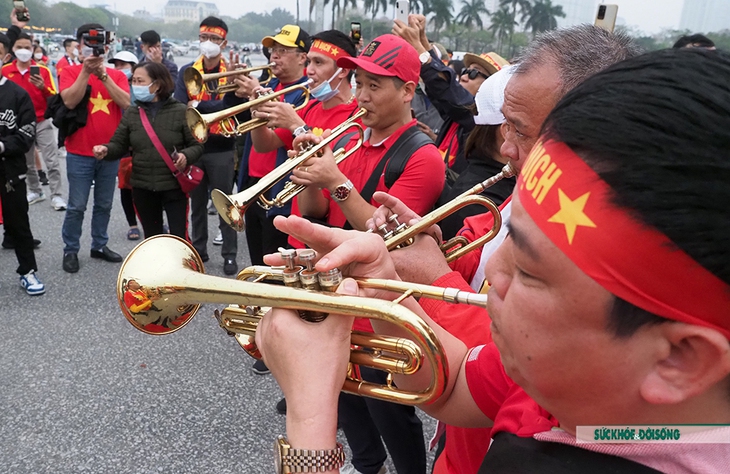 CĐV Việt Nam mang kèn đồng và đốt pháo sáng rực sân Mỹ Đình trước trận tuyển Việt Nam gặp tuyển Oman - Ảnh 13. CĐV Việt Nam mang kèn đồng và đốt pháo sáng rực sân Mỹ Đình trước trận tuyển Việt Nam gặp tuyển Oman - Ảnh 13.