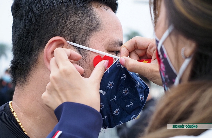 CĐV Việt Nam mang kèn đồng và đốt pháo sáng rực sân Mỹ Đình trước trận tuyển Việt Nam gặp tuyển Oman - Ảnh 7. CĐV Việt Nam mang kèn đồng và đốt pháo sáng rực sân Mỹ Đình trước trận tuyển Việt Nam gặp tuyển Oman - Ảnh 7.