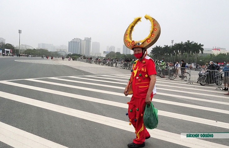 CĐV Việt Nam mang kèn đồng và đốt pháo sáng rực sân Mỹ Đình trước trận tuyển Việt Nam gặp tuyển Oman - Ảnh 4. CĐV Việt Nam mang kèn đồng và đốt pháo sáng rực sân Mỹ Đình trước trận tuyển Việt Nam gặp tuyển Oman - Ảnh 4.