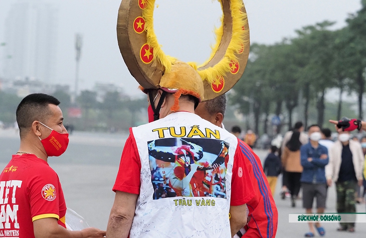 CĐV Việt Nam mang kèn đồng và đốt pháo sáng rực sân Mỹ Đình trước trận tuyển Việt Nam gặp tuyển Oman - Ảnh 10. CĐV Việt Nam mang kèn đồng và đốt pháo sáng rực sân Mỹ Đình trước trận tuyển Việt Nam gặp tuyển Oman - Ảnh 10.