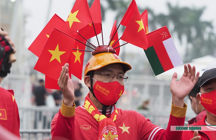 CĐV Việt Nam mang kèn đồng và đốt pháo sáng rực sân Mỹ Đình trước trận tuyển Việt Nam gặp tuyển Oman - Ảnh 9. CĐV Việt Nam mang kèn đồng và đốt pháo sáng rực sân Mỹ Đình trước trận tuyển Việt Nam gặp tuyển Oman - Ảnh 9.