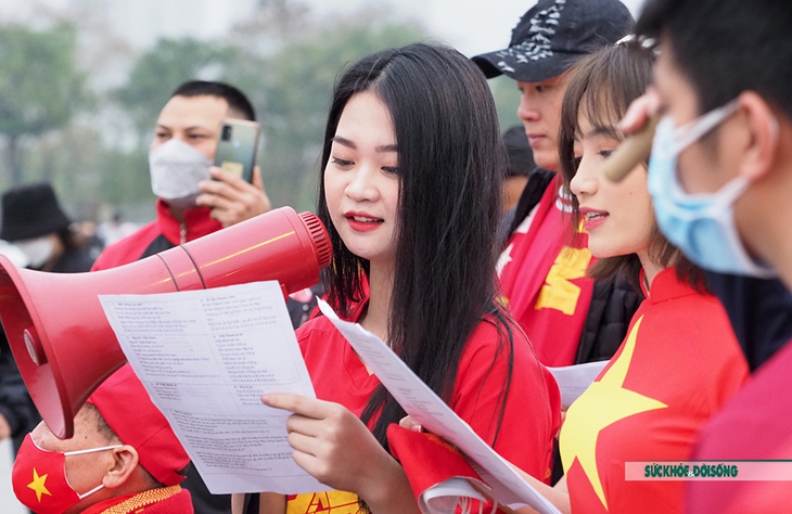 CĐV Việt Nam mang kèn đồng và đốt pháo sáng rực sân Mỹ Đình trước trận tuyển Việt Nam gặp tuyển Oman - Ảnh 8. CĐV Việt Nam mang kèn đồng và đốt pháo sáng rực sân Mỹ Đình trước trận tuyển Việt Nam gặp tuyển Oman - Ảnh 8.
