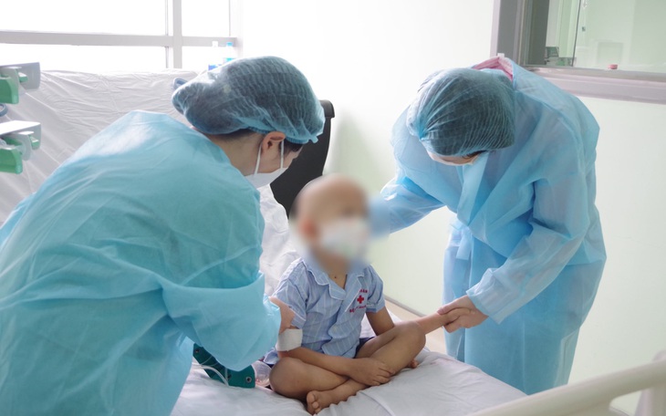 Lần đầu nội soi lấy thuỳ gan trái để ghép cho bệnh nhi 5 tuổi tại Bệnh viện 108