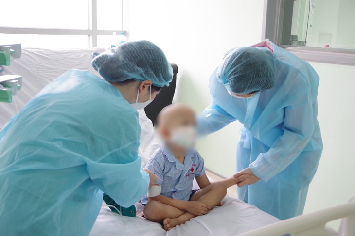 Lần đầu tiên ghép gan cho bệnh nhi 5 tuổi, nặng 15kg từ người cho sống - Ảnh 1. Lần đầu tiên ghép gan cho bệnh nhi 5 tuổi, nặng 15kg từ người cho sống - Ảnh 1.