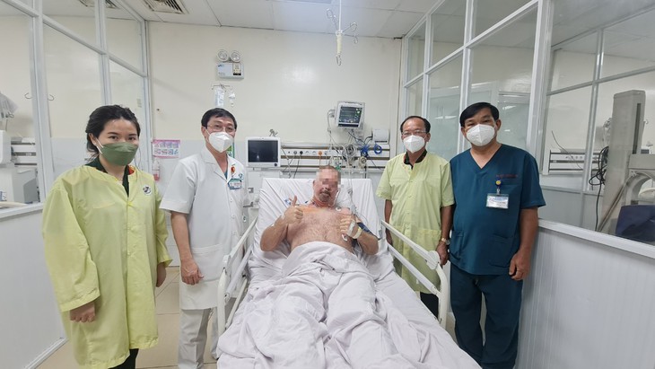 Cứu sống nam phi công suýt chết vì bị nhồi máu cơ tim - Ảnh 1.