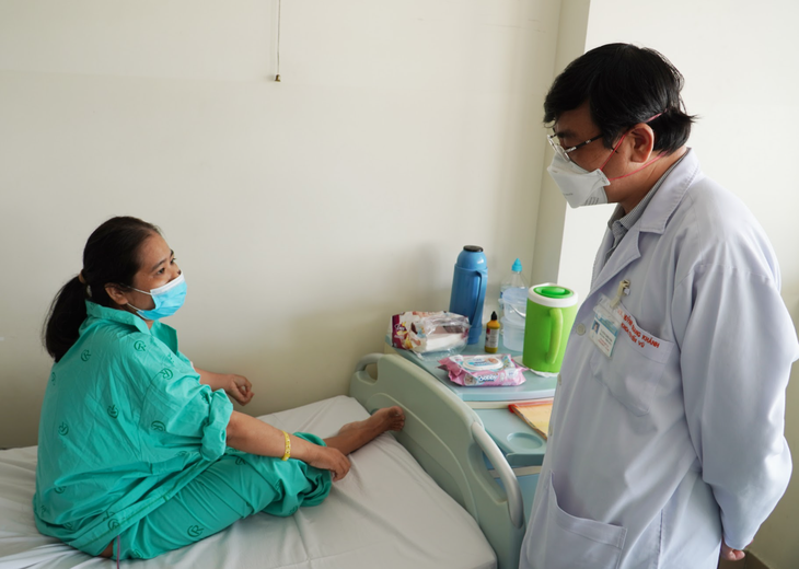 Người phụ nữ "đeo" khối u vú khổng lồ 5 kg - Ảnh 2.