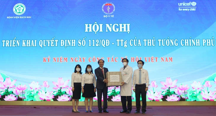 Nhân viên công tác xã hội y tế: 'chở niềm tin' để 'gieo hy vọng' cho người bệnh - Ảnh 2. Nhân viên công tác xã hội y tế: 'chở niềm tin' để 'gieo hy vọng' cho người bệnh - Ảnh 2.