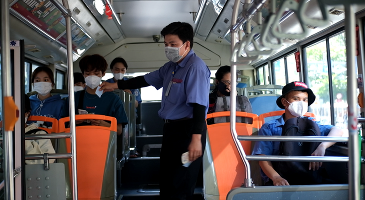 Nhiều người dậy sớm đi xe buýt để tiết kiệm chi phí đi lại - Ảnh 4.