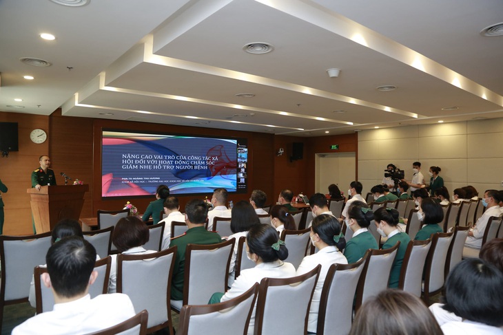 Công tác xã hội tại bệnh viện tốt giúp người bệnh vơi đi những khó khăn khi điều trị - Ảnh 3. Công tác xã hội tại bệnh viện tốt giúp người bệnh vơi đi những khó khăn khi điều trị - Ảnh 3.
