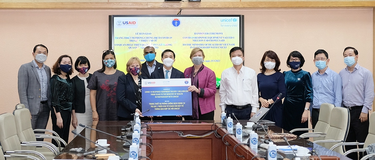 Bộ Y tế tiếp nhận trang thiết bị, vật tư phục vụ theo dõi bệnh nhân, tiêm vaccine phòng COVID-19 - Ảnh 1.