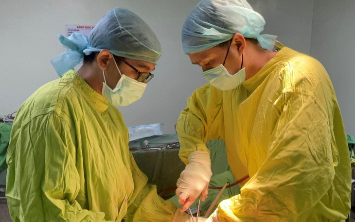 Lấy 2 viên sỏi 'cực khủng' ra khỏi bệnh nhân quên tái khám