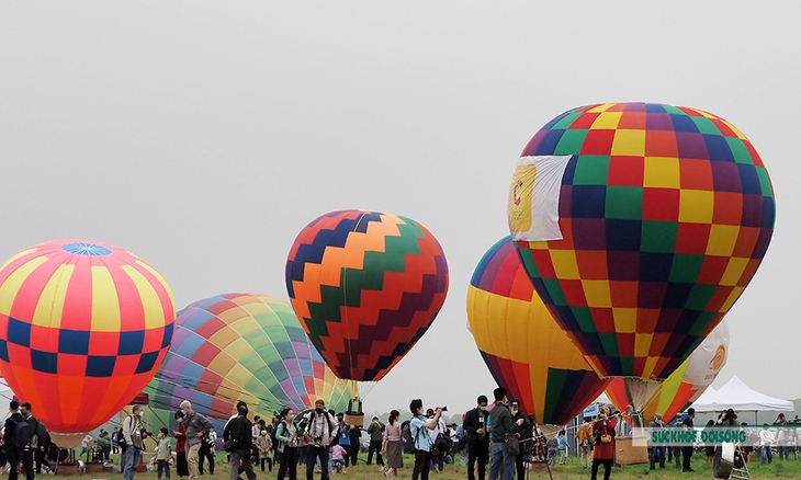 Ca sĩ Hà Lê biểu diễn bài hát mưa hồng trên khinh khí cầu - Ảnh 7.