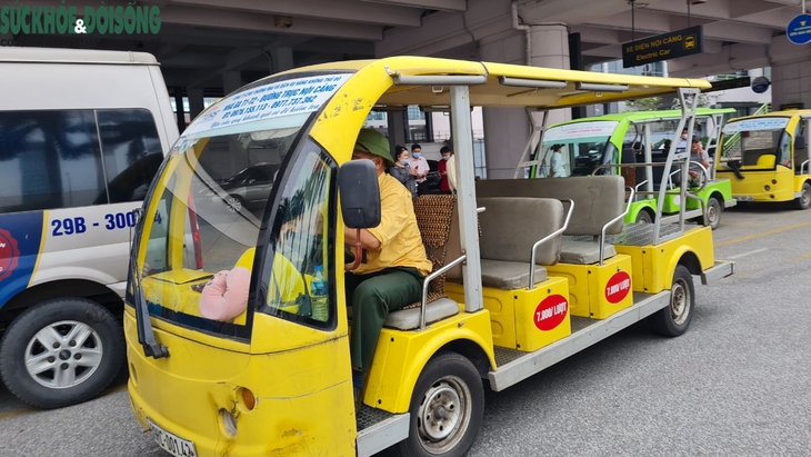 Ô tô điện ở sân bay Nội Bài chạy sai tuyến, “chặt chém” hành khách gấp 7 lần giá vé - Ảnh 5. Ô tô điện ở sân bay Nội Bài chạy sai tuyến, “chặt chém” hành khách gấp 7 lần giá vé - Ảnh 5.