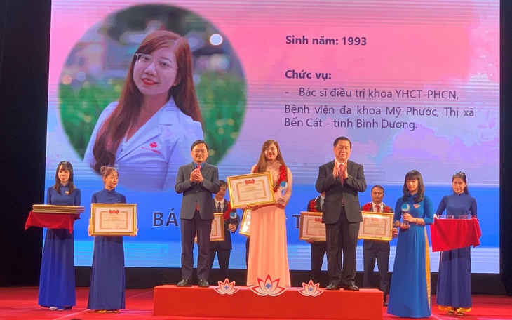 Thầy thuốc trẻ mạnh mẽ nơi tuyến đầu