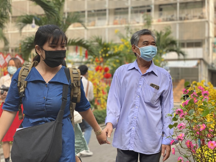 Tại sao TP.HCM chưa cho F0 không triệu chứng đi làm như Long An, Cà Mau? - Ảnh 2. Tại sao TP.HCM chưa cho F0 không triệu chứng đi làm như Long An, Cà Mau? - Ảnh 2.