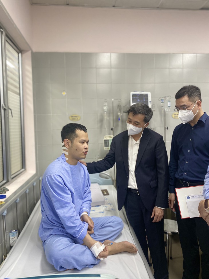 Thứ trưởng Trần Văn Thuấn: Thăm và tặng quà cho bác sĩ trẻ mắc bệnh hiểm nghèo - Ảnh 1.