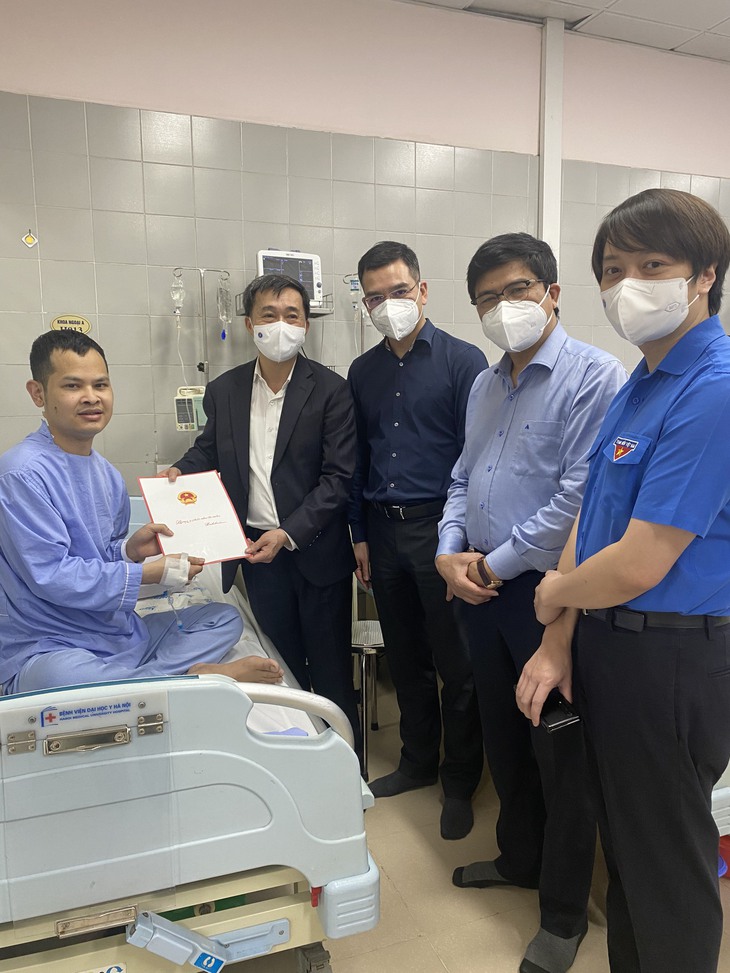 Thứ trưởng Trần Văn Thuấn: Thăm và tặng quà cho bác sĩ trẻ mắc bệnh hiểm nghèo - Ảnh 2.