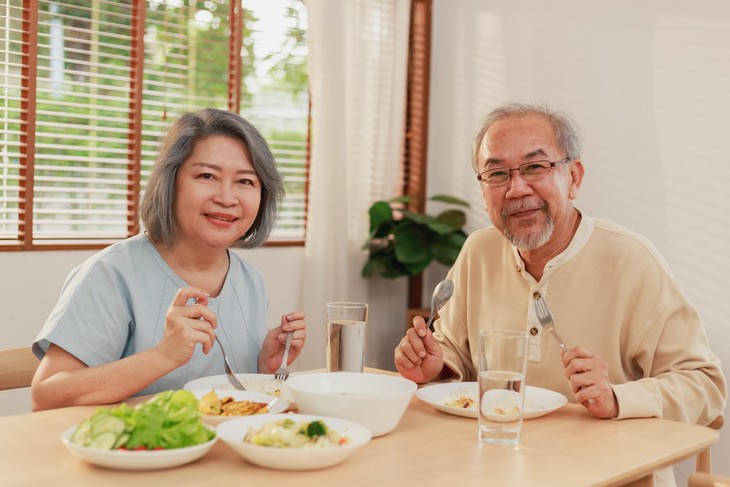 Giải pháp mới trong chế độ dinh dưỡng cho người lớn tuổi - Ảnh 2. Giải pháp mới trong chế độ dinh dưỡng cho người lớn tuổi - Ảnh 2.
