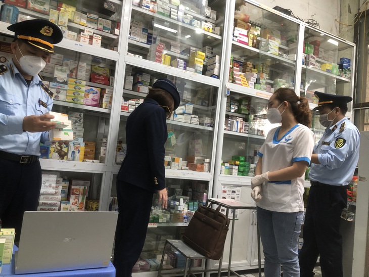 Đoàn kiểm tra Đội QLTT số 2 kiểm tra tại hộ kinh doanh thuốc Tân Dược Đoàn kiểm tra Đội QLTT số 2 kiểm tra tại hộ kinh doanh thuốc Tân Dược