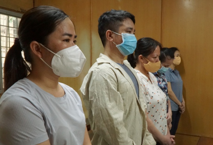 Các bị  cáo trong đường dây sản xuất găng tay giả tại phiên xét xử.