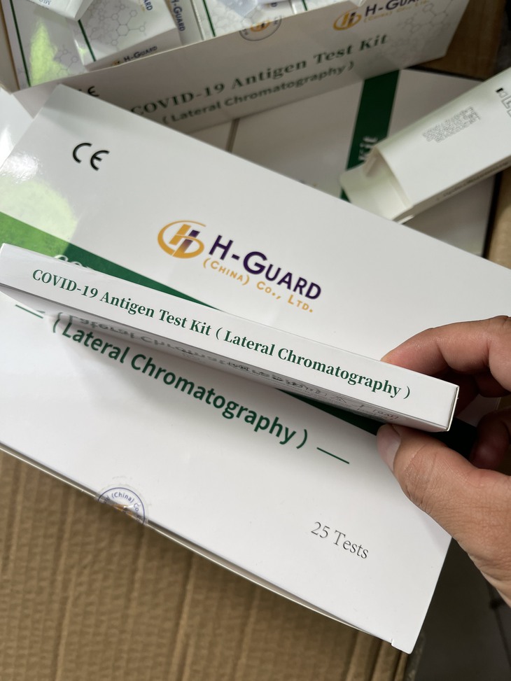 Nhập lậu gần 10.000 bộ kit test nhanh COVID-19 từ nước ngoài về bán kiếm lời - Ảnh 1. Nhập lậu gần 10.000 bộ kit test nhanh COVID-19 từ nước ngoài về bán kiếm lời - Ảnh 1.