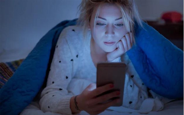 Ánh sáng xanh gây hại cho làn da như thế nào?