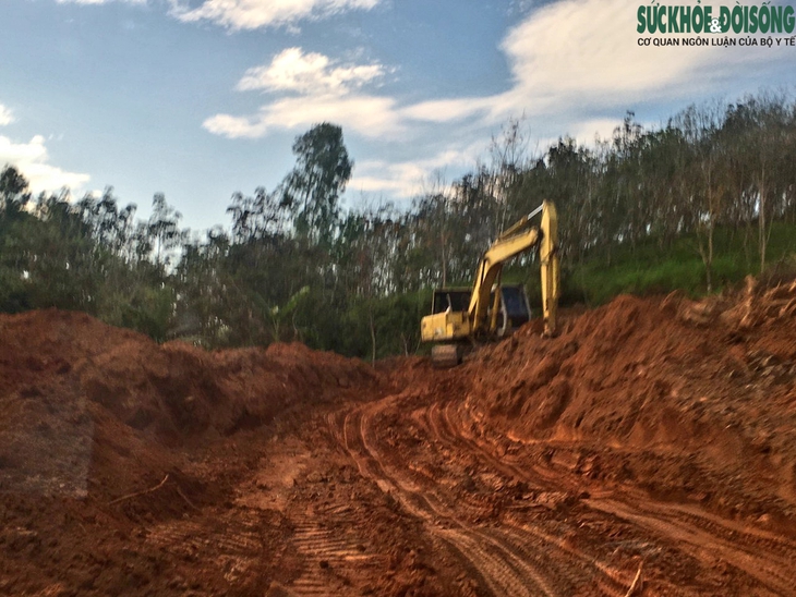 Xe trọng tải lớn của "đất tặc" dày xéo đường dân sinh gây hư hỏng, mất an toàn giao thông - Ảnh 5. Xe trọng tải lớn của "đất tặc" dày xéo đường dân sinh gây hư hỏng, mất an toàn giao thông - Ảnh 5.