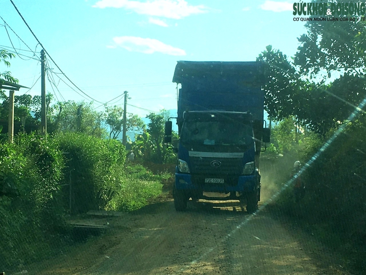 Xe trọng tải lớn của "đất tặc" dày xéo đường dân sinh gây hư hỏng, mất an toàn giao thông - Ảnh 4. Xe trọng tải lớn của "đất tặc" dày xéo đường dân sinh gây hư hỏng, mất an toàn giao thông - Ảnh 4.