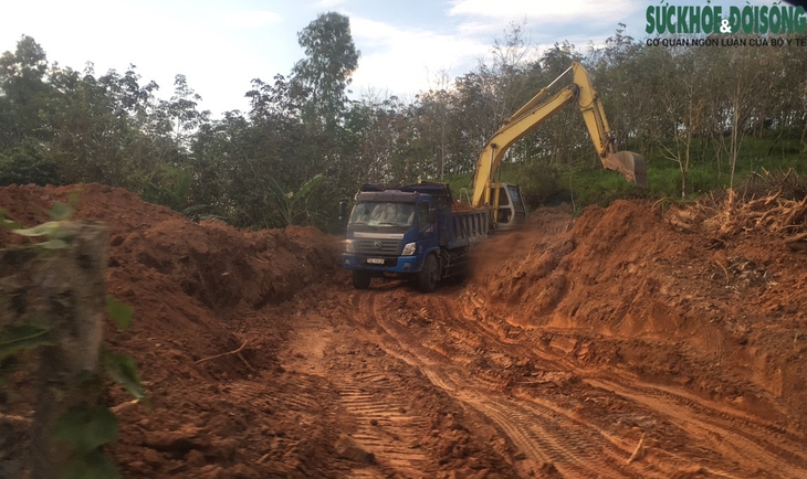 Xe trọng tải lớn của "đất tặc" dày xéo đường dân sinh gây hư hỏng, mất an toàn giao thông - Ảnh 2. Xe trọng tải lớn của "đất tặc" dày xéo đường dân sinh gây hư hỏng, mất an toàn giao thông - Ảnh 2.