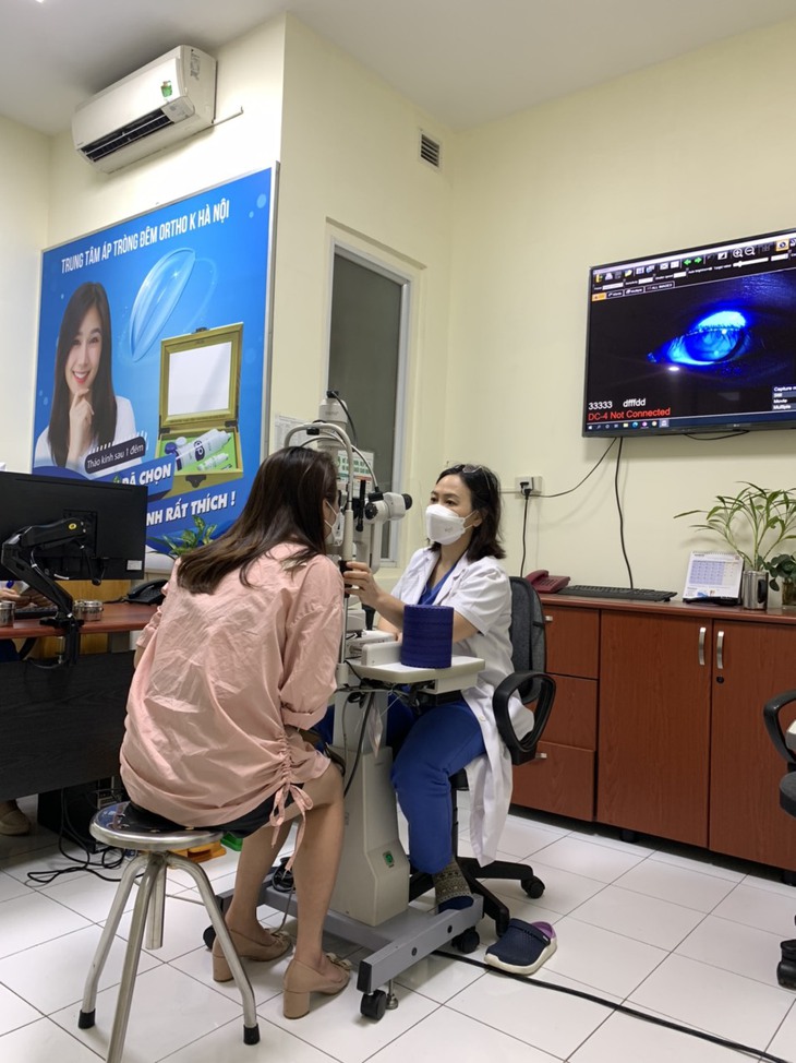 “Ôm” máy tính, Ipad, điện thoại liên tục: Con nhược thị, mẹ tăng độ cận! - Ảnh 1.