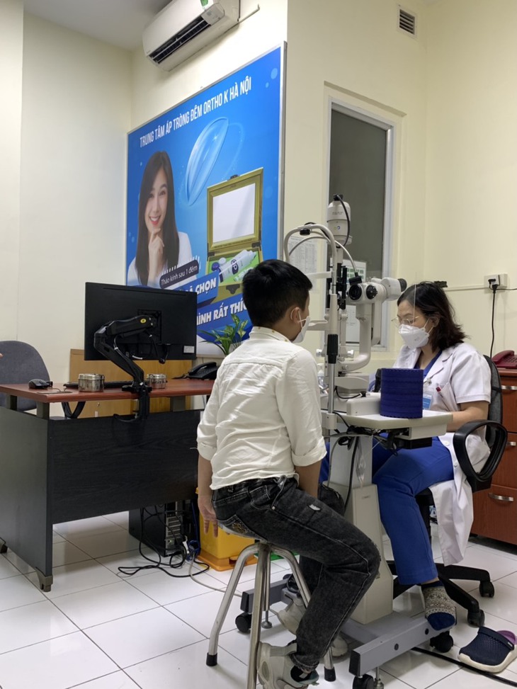 “Ôm” máy tính, Ipad, điện thoại liên tục: Con nhược thị, mẹ tăng độ cận! - Ảnh 2.