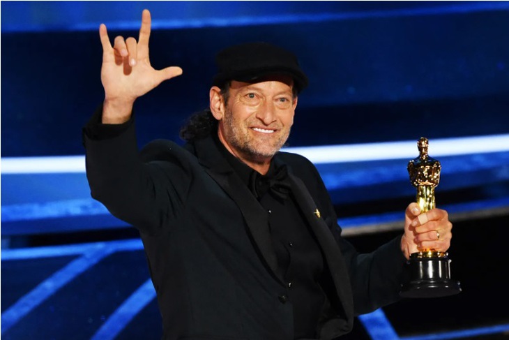 Oscar 2022 gọi tên các chủ nhân, nam diễn viên khiếm thính đầu tiên giành giải Oscar - Ảnh 2. Oscar 2022 gọi tên các chủ nhân, nam diễn viên khiếm thính đầu tiên giành giải Oscar - Ảnh 2.