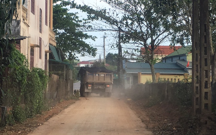 Xe trọng tải lớn của "đất tặc" giày xéo đường dân sinh gây hư hỏng, mất an toàn giao thông