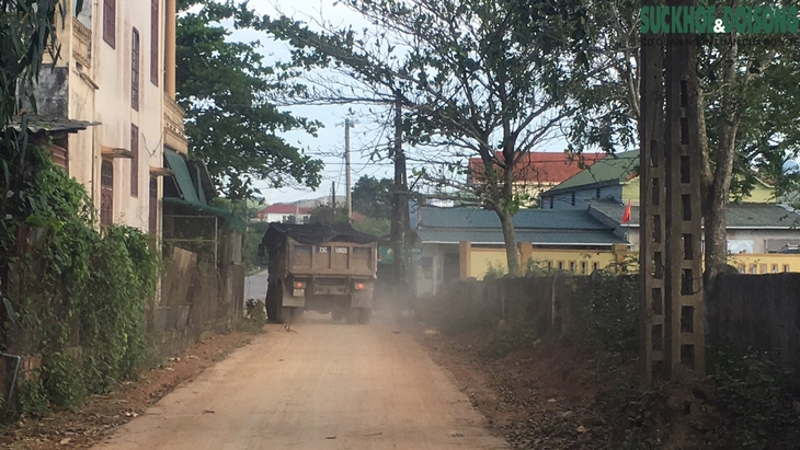 Xe trọng tải lớn của "đất tặc" dày xéo đường dân sinh gây hư hỏng, mất an toàn giao thông - Ảnh 3. Xe trọng tải lớn của "đất tặc" dày xéo đường dân sinh gây hư hỏng, mất an toàn giao thông - Ảnh 3.