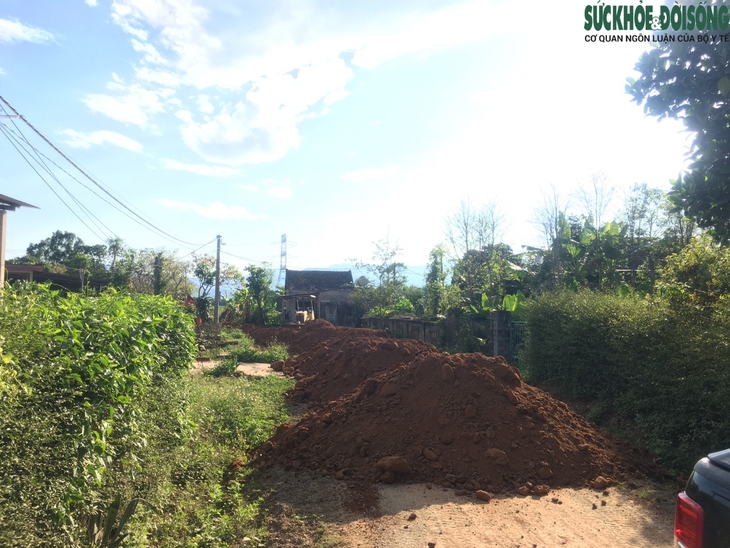Xe trọng tải lớn của "đất tặc" dày xéo đường dân sinh gây hư hỏng, mất an toàn giao thông - Ảnh 6. Xe trọng tải lớn của "đất tặc" dày xéo đường dân sinh gây hư hỏng, mất an toàn giao thông - Ảnh 6.
