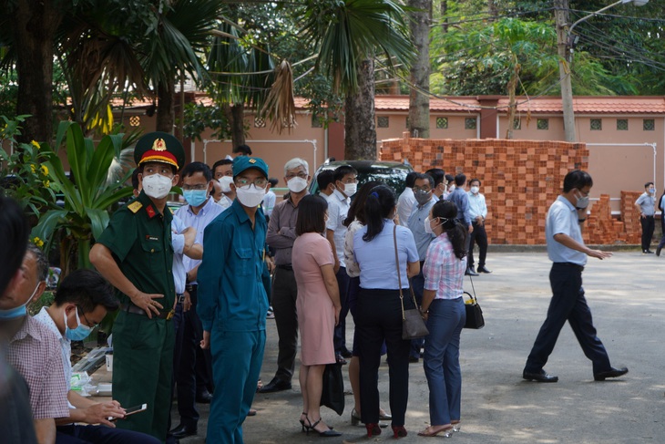 Thi thể Phó Chủ tịch TP HCM Lê Hòa Bình được đưa về nhà tang lễ Bộ Quốc phòng - Ảnh 5. Thi thể Phó Chủ tịch TP HCM Lê Hòa Bình được đưa về nhà tang lễ Bộ Quốc phòng - Ảnh 5.