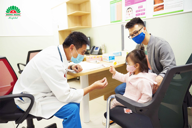 Lý do khiến gia đình cầu thủ Duy Mạnh an tâm đưa con đi tiêm chủng giữa mùa dịch - Ảnh 1. Lý do khiến gia đình cầu thủ Duy Mạnh an tâm đưa con đi tiêm chủng giữa mùa dịch - Ảnh 1.
